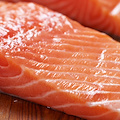 Spesso considerato troppo calorico, il salmone presenta numerose proprietà nutritive