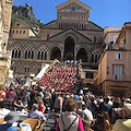 Spettacolo sulle scale del Duomo: un gruppo di ragazzi americani suonano ad Amalfi /Video