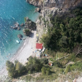 Spiaggia Santa Croce, al via lavori di bonifica del costone roccioso. Pericolo per stabilimento balneare