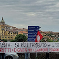 «Stare 8 ore su un lido con 40 gradi per poche centinaia di euro non è lavoro!», la protesta di "Potere al Popolo!" in Costiera Amalfitana