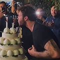 Stefano De Martino compie 35 anni e spegne le candeline su una torta di delizie al limone della Pasticceria Pansa di Amalfi