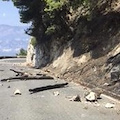 Strada chiusa a Maiori, appena iniziati gli interventi di bonifica: sganciati massi e tronchi [FOTO]