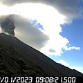 Stromboli si risveglia, vulcano in eruzione con esplosioni e nube di cenere