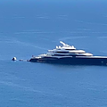 Symphony: avvistato a Positano il mega yacht di Bernard Arnault 