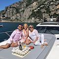 Taisia Vlasie "Blonde around the World" in barca a Positano con Lucia "Diva" Lucibello