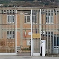 Tensione al carcere di Salerno, detenuto con problemi psichici aggredisce poliziotto