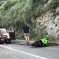 Terribile incidente a Cetara: frontale tra auto e moto, centauro sull’asfalto [FOTO]