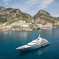 Titan, un lussuoso gigante bianco nel mare di Amalfi 