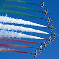 Torino, precipita aereo delle Frecce Tricolori: muore bambina di 5 anni