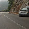 Torna la pioggia e nuovo incidente sulla strada della vergogna: conducente illeso