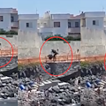 Torre del Greco, scopre moglie con l’amante: marito si infuria e scaraventa scooter in spiaggia [VIDEO]