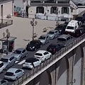 Traffico paralizza la Costiera, ambulanza ancora costretta a slalom tra le auto [VIDEO]