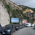 Traffico paralizzato tra Vietri sul Mare e Salerno, code interminabili a causa della frana /FOTO