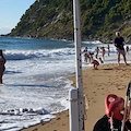 Tragedia a Castellabate, donna precipita dalla strada alla spiaggia sottostante. Bagnanti sotto choc 