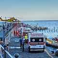 Tragedia in mare: una turista morta. Ambulanze e elisoccorso alla darsena di Amalfi [FOTO]