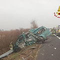 Tragedia sull'A4, camion travolge furgone dei servizi sociali fermo sulla corsia di emergenza: morta 26enne 