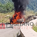 Tramonti, auto avvolta dalle fiamme sul Valico di Chiunzi 