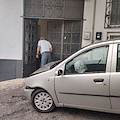 Tramonti, auto fuori controllo finisce contro portone di una palazzina: trema l’intero stabile [FOTO]