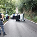 Tramonti, auto si ribalta lungo la SP2: illeso il conducente 