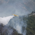 Tramonti: brucia il colle del cimitero. Canadair in azione /FOTO