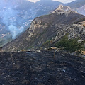 Tramonti, domato incendio su Monte Sant’Angelo. Sotto controllo anche il versante di Cava. Le immagini di un disastro