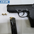 Tre giovani trovati in possesso di pistola a Napoli, uno aggredisce i poliziotti: arrestati 