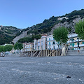 Un’estate in spiaggia ma a distanza: a Maiori si montano i primi stabilimenti balneari