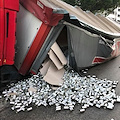 Una parte della strada collassa a Scafati, un tir sprofonda nella voragine