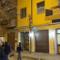 Uomo nudo si cala da un palazzo sotto gli occhi dei passanti, giallo a Mestre