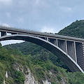 Uomo si lancia dal viadotto che collega Vietri sul Mare a Salerno: camionista assiste alla terribile scena 