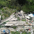 Valico di Chiunzi, c'è una discarica di eternit tra i valloni. Ma non importa a nessuno [FOTO] 