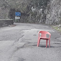 Valico di Chiunzi sempre più strada groviera: una sedia sull’asfalto a segnalare grossa buca [FOTO]