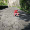 Valico di Chiunzi strada groviera: rispunta la sedia rossa a segnalare grossa buca [FOTO]