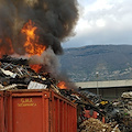 Vasto incendio nell'area Pip di Sarno, al via le indagini ambientali