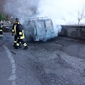 Veicolo commerciale in fiamme al Valico di Chiunzi: paura per il conducente, intervento Vigili del Fuoco