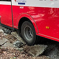 Vico Equense, crolla parte di strada: autobus incastrato e paura tra i passeggeri