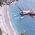 Vico Equense, recuperata l'imbarcazione abbandonata da giorni sulla spiaggia di Tordigliano 