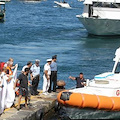 Yacht incagliato nelle acque della Costiera Amalfitana, 14 persone messe in salvo