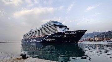 A Salerno ecco la nave da crociera da 315 metri Mein Schiff 7: a bordo oltre 3000 passeggeri 