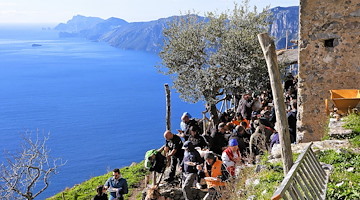 Ad Agerola inaugurato il Belvedere di Paipo: la variante alta del Sentiero degli Dei che incanta la Costiera