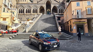 Ad Amalfi con documenti falsi: uomo bloccato in piazza Flavio Gioia e arrestato