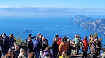 Agerola, inaugurato il Belvedere di Paipo: una vista mozzafiato dove cielo, mare e montagna di incontrano 