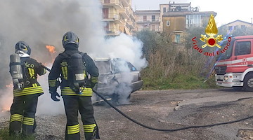 Auto in fiamme a Pontecagnano: intervengono i vigili del fuoco