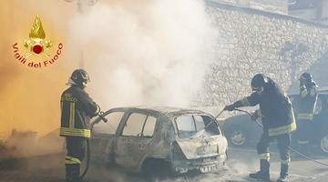 Auto in fiamme sulle strisce di sosta: intervento tempestivo dei Vigili del Fuoco a Sant'Arsenio