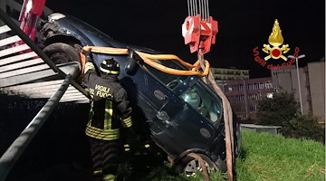 Auto sfonda il cavalcavia a Salerno: recupero con autogru