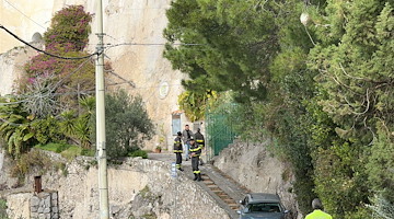 Caduta di pietre su un terrazzo privato a Maiori: verifiche di stabilità in corso