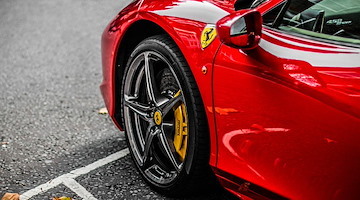 Caivano, intasca i soldi della vendita di Ferrari e Porsche senza consegnarle: nei guai commerciante 