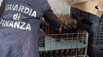 Caserta, vini contraffatti venduti a ristoranti e negozi compiacenti: sequestrati 35mila litri