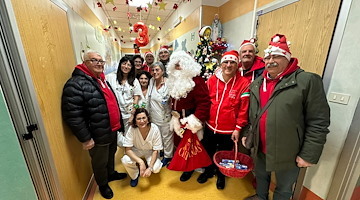 Cava de' Tirreni, "Vecchi Rombi" porta la magia del Natale ai bambini e agli anziani: un sorriso che scalda il cuore