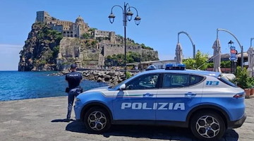 Forio d’Ischia, sopresi con smartphone e auricolari falsi: due denunce 